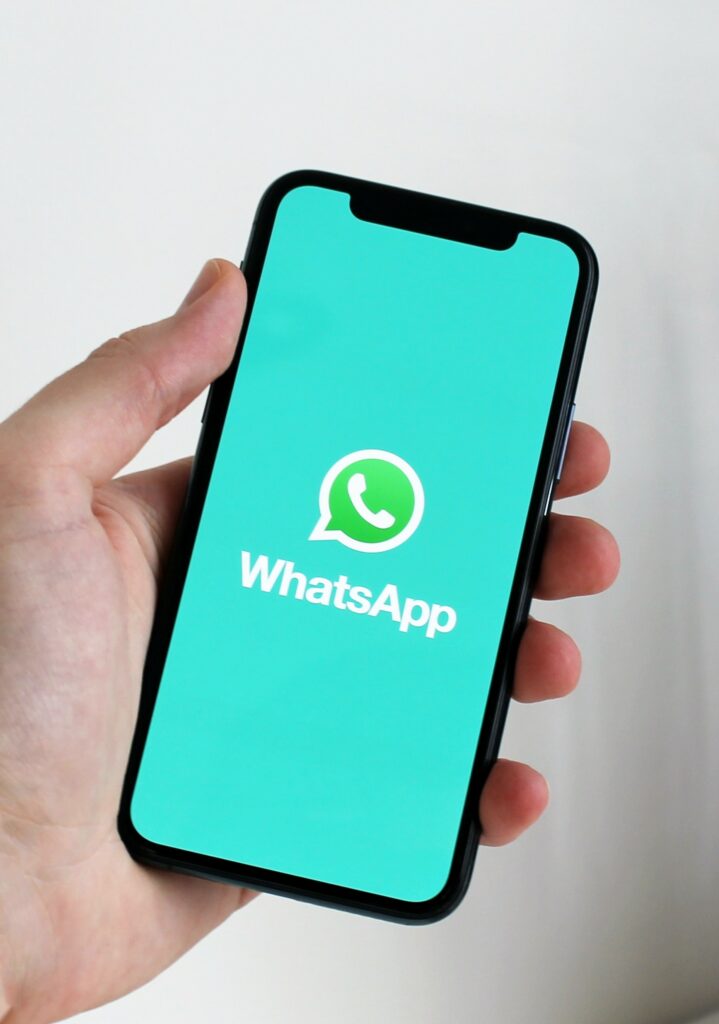 Page d'accueil Whatsapp sur telephone. Whatsapp racheter par  l'empire des réseaux sociaux. 